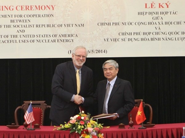Lễ ký Hiệp định hợp tác giữa Việt Nam và Hoa Kỳ về sử dụng hòa bình năng lượng hạt nhân (Hiệp định 123). Ảnh: TTXVN