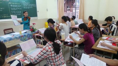 Giáo viên Trường THCS Lý Phong, Q.5 (TP.HCM) tư vấn cho phụ huynh chọn nguyện vọng cho con sau THCS - Ảnh: Minh Luân (Thanh Niên)
