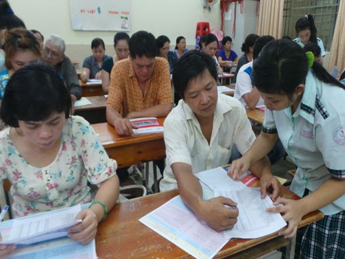  Phụ huynh và học sinh Trường THCS Lý Phong (Q.5, TP.HCM) tham gia buổi tư vấn hướng nghiệp, lựa chọn trường thi do giáo viên chủ nhiệm tổ chức - Ảnh: Minh Luân (Thanh Niên)