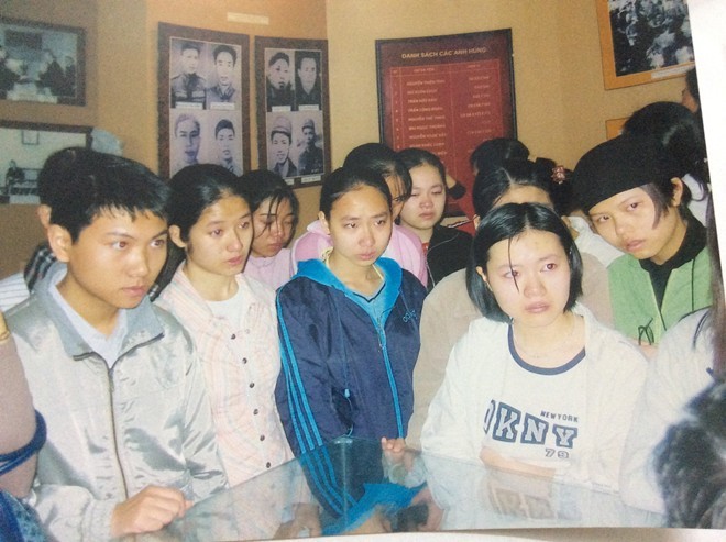 Học sinh cửa cô giáo Trịnh Thu Tuyết xúc động khi thăm Thành cổ Quảng Trị.