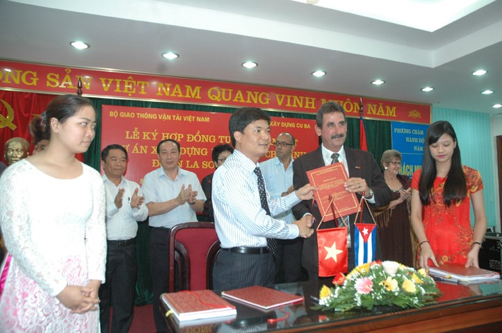 Tổng giám đốc Ban Quản lý dự án Đường Hồ Chí Minh Lâm Văn Hoàng (trái) ký hợp đồng với lãnh đạo Công ty QCI 