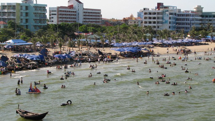 Bãi biển Sầm Sơn (Thanh Hoá), nơi thu hút đông đảo khách du lịch. Ảnh: Hoàng Lam