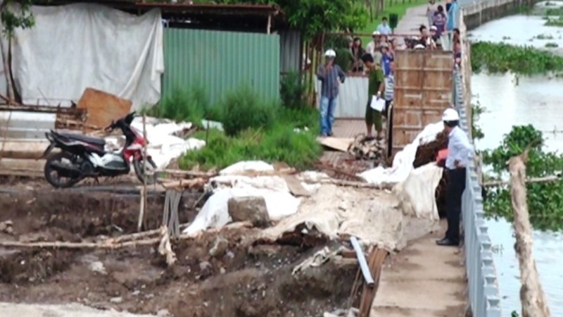 Lực lượng chức năng tiến hành trục vớt thi thể người nữ xấu số