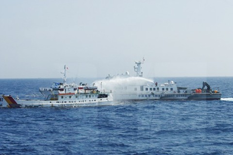 Hình ảnh tàu hải giám Trung Quốc tấn công tàu Kiểm ngư của Việt Nam (Ảnh chụp lại từ triển lãm)