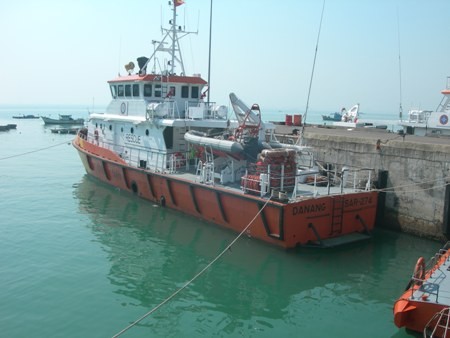 Tàu SAR 412 đã đưa ngư dân Túc vào bờ an toàn 