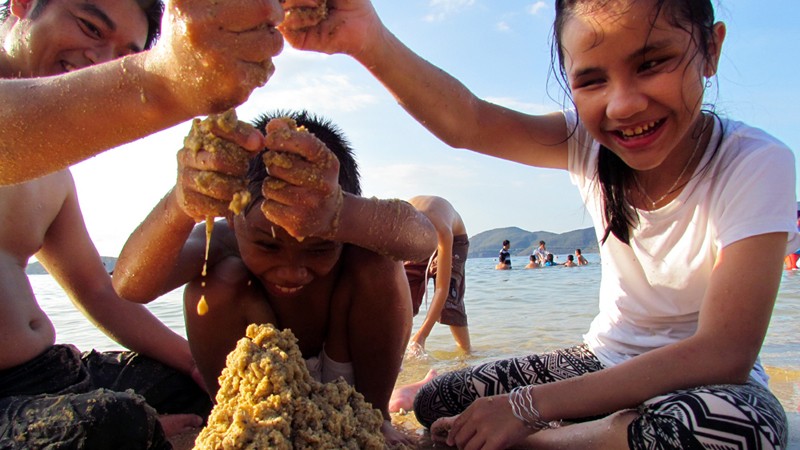 Niềm vui của hai bé khiếm thị Hồ Thị Ái Vy và bé Huỳnh Phan Anh Vũ, Trung tâm Hỗ trợ phát triển và hòa nhập Trẻ em khuyết tật tỉnh Đắk Lắk khi chơi trò xây núi cát ở bờ biển Hòn Tằm