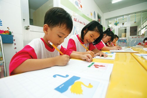  Trẻ học lớp lá ở các trường mầm non đã làm quen với chữ cái, con số, các nét chữ - Ảnh: Đào Ngọc Thạch 