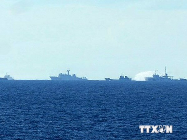 Tàu Trung Quốc vây ép, sử dụng vòi rồng phun nước về phía các tàu chấp pháp của Việt Nam. Ảnh: Sơn Bách/Vietnam+