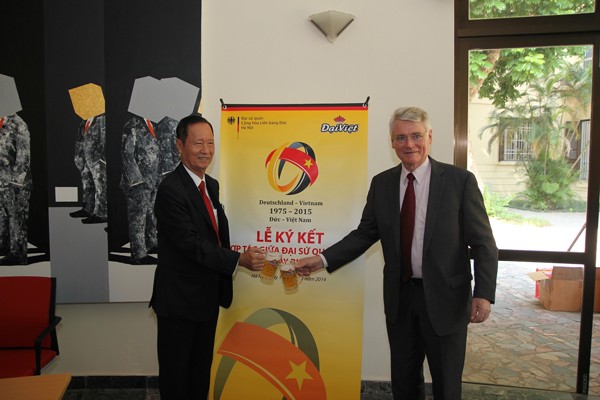 Phó Đại sứ Đức Hans-Jörg Brunner và Chủ tịch tập đoàn Hương Sen, Tổng giám đốc nhà máy Bia Đại Việt Trần Văn Sen tại Lễ ký kết.