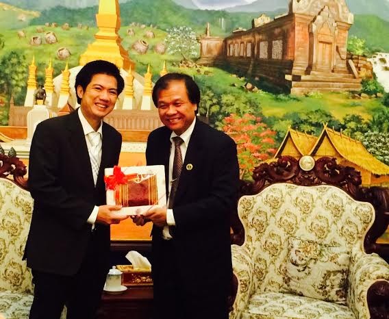 Thứ trưởng Bộ Thông tin Văn hoá và Du lịch Lào (bên phải) trao quà cho lãnh đạo đoàn công tác Việt Nam. Ảnh: L.N