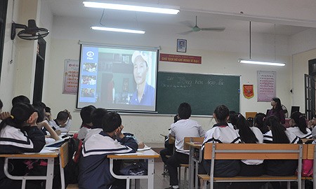  Học trò cùng xem và thảo luận xung quanh câu chuyện Hào Anh đánh đập bố mẹ. Ảnh: Văn Chung (VietNamNet). 