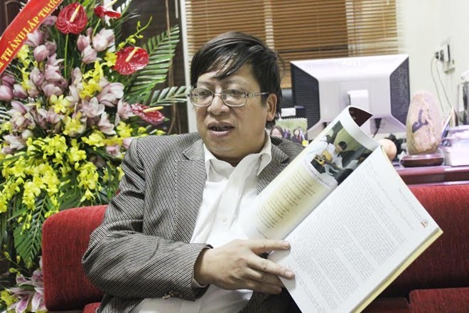 Thầy Nguyễn Thiết Sơn - Hiệu trưởng nhà trường chia sẻ về những bài viết trong cuốn kỷ yếu. 