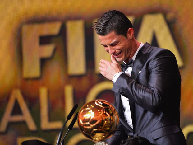 Ronaldo và đôi mắt ngấn lệ mừng vui khi nhận giải.