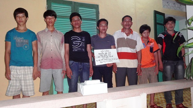 7 thanh niên cùng số tang vật bị BĐBP Quảng Bình bắt giữ.