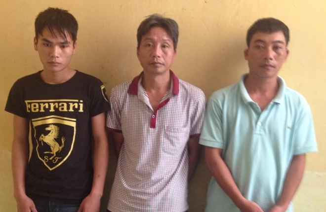 Hào (giữa) cùng 2 nhân viên bị tạm giữ điều tra. Ảnh: Zing