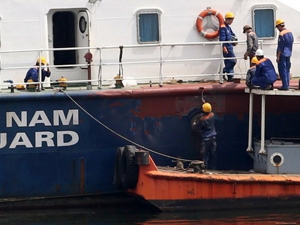 Sữa chữa tàu cảnh sát biển Việt Nam bị tàu Trung Quốc đâm. (Nguồn: TTXVN) 
