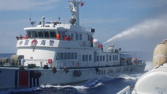 Tàu Trung Quốc ngang ngược dùng vòi rồng tấn công tàu Việt Nam nhằm bảo vệ cho giàn khoan trái phép