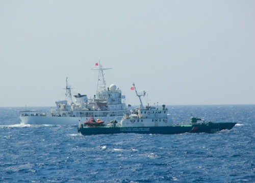 Tàu cảnh sát biển 2013 của Việt Nam (màu đậm) vừa bị hư hại do tàu Trung Quốc đâm. Ảnh: Thanh Niên