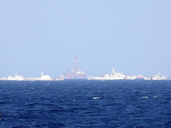 Tàu Trung Quốc triển khai dày đặc xung quanh giàn khoan Hải Dương-981. (Ảnh: Công Định-Hữu Trung/TTXVN)