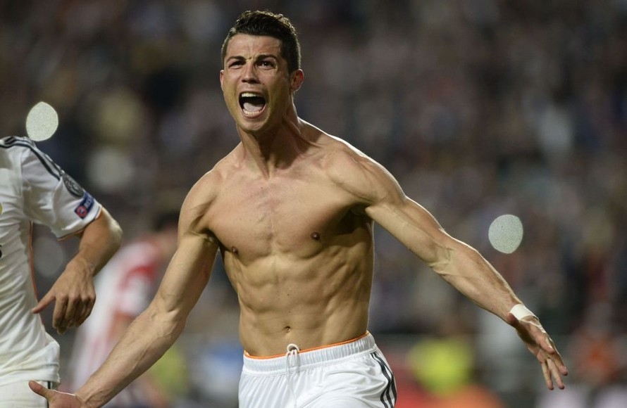 C. Ronaldo cởi áo khoe cơ bắp cuồn cuộn