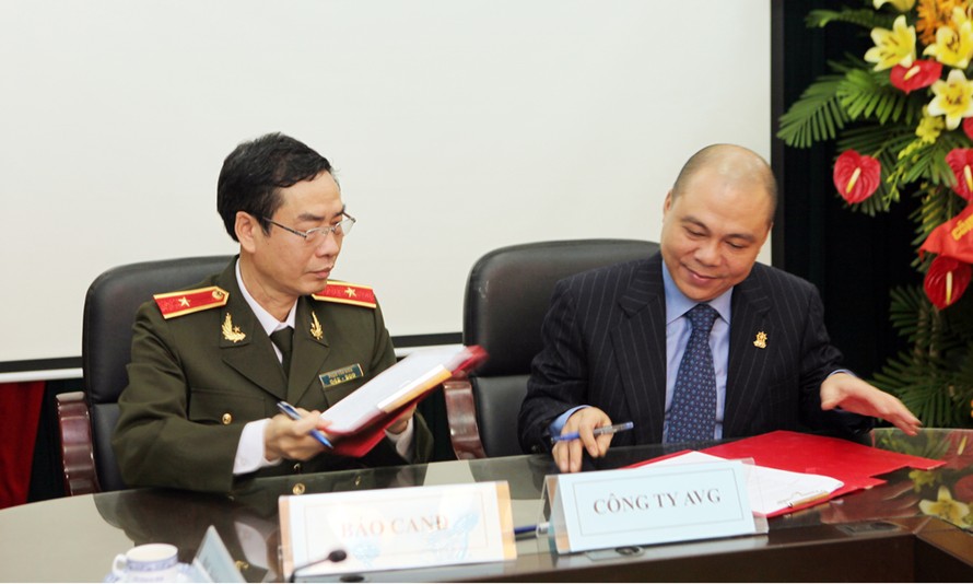 Tổng biên tập Báo Công an Nhân dân Phạm Văn Miên và ông Phạm Nhật Vũ - Chủ tịch HĐQT An Viên Group ký biên bản hợp tác giữa hai bên.