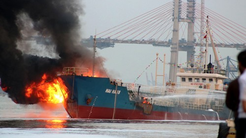 Tàu Hải Hà 18 chở 900 m3 xăng A92 bị cháy nổ trong khi cập cảng của Công ty xăng dầu quân đội khu vực 1, Hải Phòng. Ảnh: Giang Chinh 