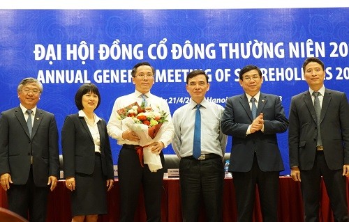Ông Phạm Quang Tùng (người cầm hoa) và ban lãnh đạo BIDV. Ảnh: Minh Sơn
