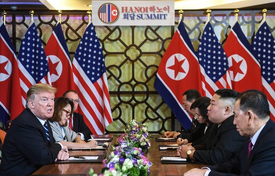 Tổng thống Mỹ Donald Trump (trái) và Chủ tịch Triều Tiên Kim Jong-un (thứ 2, phải) tại cuộc họp mở rộng với các quan chức hai nước trong ngày thứ hai của Hội nghị thượng đỉnh Mỹ-Triều lần hai ở Hà Nội, ngày 28/2/2019. Ảnh: AFP/ TTXVN