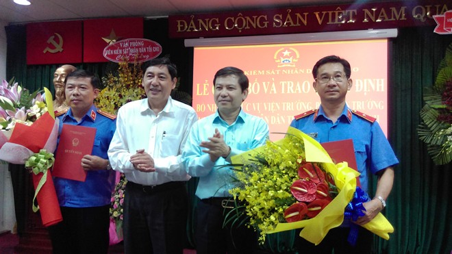 Viện trưởng VKSND Tối cao ông Lê Minh Trí trao quyết định bổ nhiệm lãnh đạo VKSND TPHCM. Ảnh Việt Văn