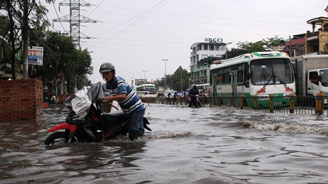 Thưa Bí thư Thăng, chỉ thấy ngập ở đâu là nâng đường lên ở đó