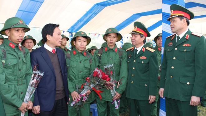 Trung tướng Đỗ Căn, Phó Chủ nhiệm Tổng cục Chính trị QĐND Việt Nam động viên tân binh huyện Phú Bình (Thái Nguyên) lên đường nhập ngũ 