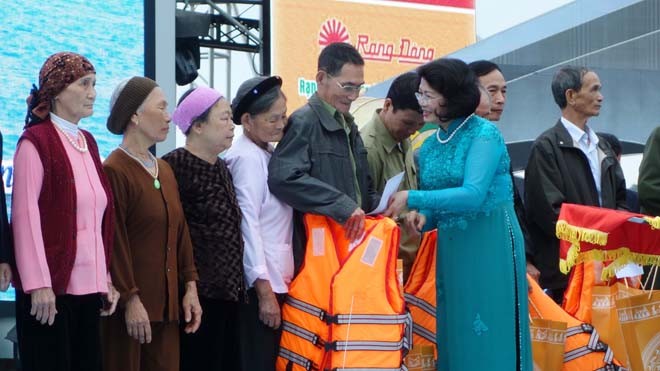 Phó Chủ tịch nước Đặng Thị Ngọc Thịnh tặng quà cho ngư dân