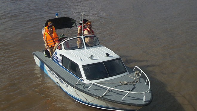 Lực lượng cứu nạn cứu hộ tìm kiếm ngư dân mất tích