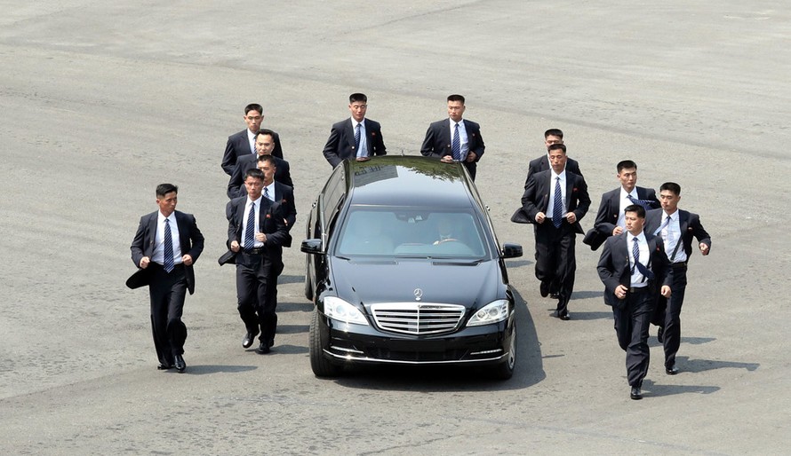 Dàn cận vệ cao lớn, mặc suit đen của ông Kim đã gây chú ý khi chạy bộ hộ tống chiếc xe chở vị lãnh đạo về ăn trưa trong cuộc thượng đỉnh hôm 27/4 giữa ông và Tổng thống Hàn Quốc Moon Jae In. Ảnh: Reuters.
