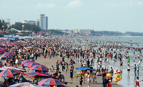 Bãi biển Vũng Tàu đông nghịt người chiều 30/4. Ảnh: Nguyễn Khoa.