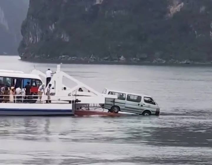 Sự việc hi hữu khiến chiếc ô tô 16 chỗ suýt rơi xuống biển
