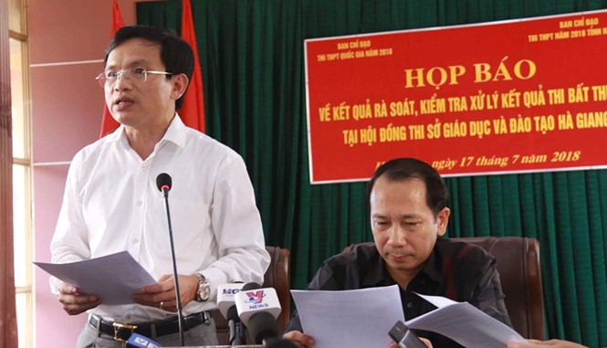 Ông Mai Văn Trinh, Cục trưởng Cục Quản lý Chất lượng (Bộ GD-ĐT- bên trái ảnh) và lãnh đạo UBND tỉnh Hà Giang tại cuộc họp báo làm rõ sai phạm trong thi cử tại Hà Giang. 