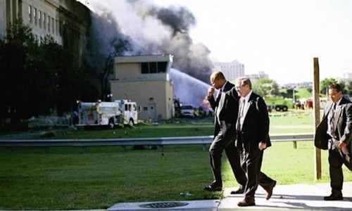 Donald H. Rumsfeld đi trở lại vào Lầu Năm Góc sau khi giúp đỡ người bị thương tại hiện trường vụ tấn công ngày 11/9/2001. Ảnh: Bộ Quốc phòng Mỹ.