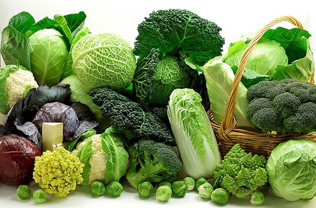 Thường xuyên ăn các loại rau xanh lá như rau diếp, cải xoăn, rau chân vịt, cải búp… sẽ giúp huyết áp giảm. Ảnh: Internet