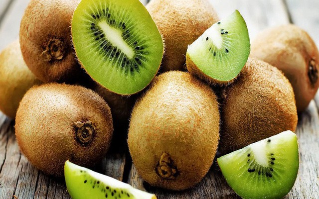 Một quả kiwi trung bình chứa một lượng vitamin C bằng gần 120% nhu cầu hàng ngày. Vitamin C có tác dụng kích thích sự tổng hợp collagen, giữ cho da trẻ trung và mịn màng. Ảnh: Internet