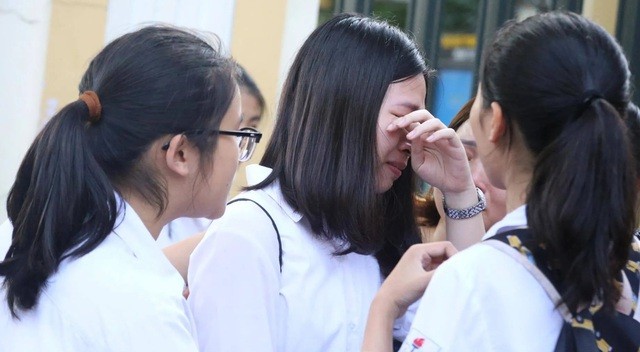 Học sinh khóc sau khi thi môn Toán vào lớp 10 THPT ở Hà Nội năm 2019 (Ảnh: Thuý Nga). 