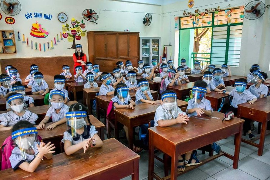 Ngoài khẩu trang, học sinh lớp học này của Trường Tiểu học Núi Thành còn đeo cả tấm chắn giọt bắn. Ảnh: Vietnamnet