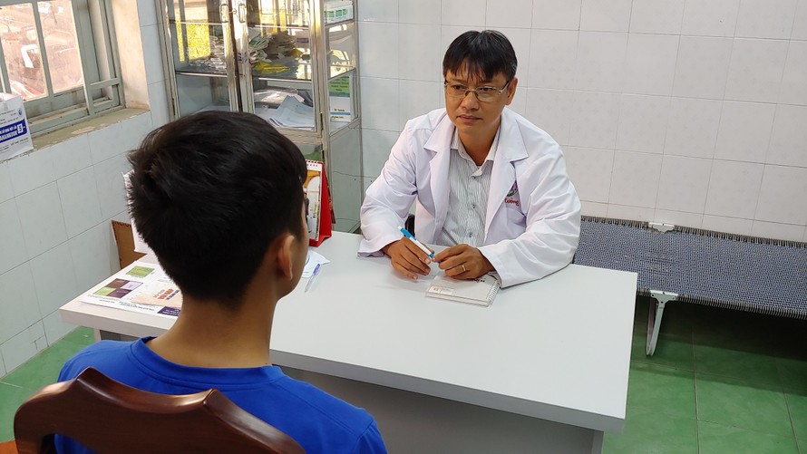 Phòng khám ngoại trú Thị xã Thuận An(Bình Dương) tư vấn và hỗ trợ bệnh nhân nhận thuốc dài hạn 90 ngày. Ảnh: Tống Nam