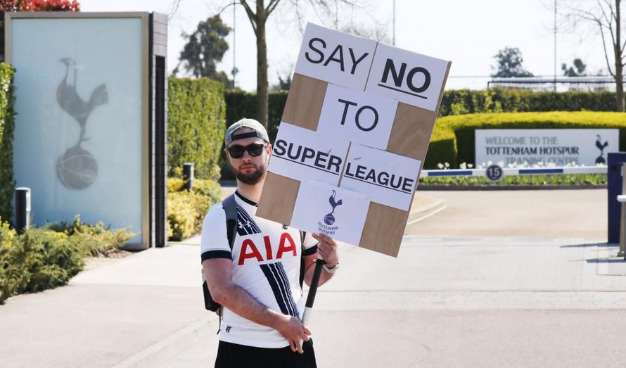 CĐV biểu tình chống Siêu giải đấu, cựu danh thủ nói lời cay đắng với M.U, Liverpool