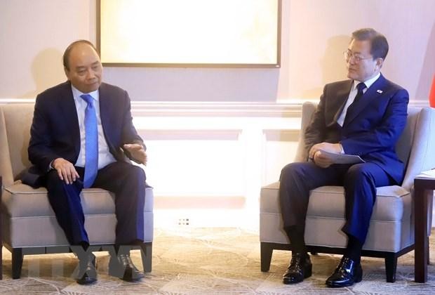 Chủ tịch nước Nguyễn Xuân Phúc gặp Tổng thống Hàn Quốc Moon Jae-in. (Ảnh: TTXVN)