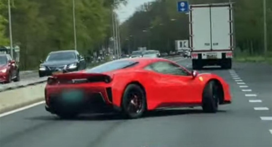 Ferrari 488 Pista mất lái tự đâm vào rào chắn