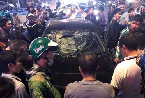 Hàng chục người vây kín nam tài xế và ôtô gây tai nạn liên hoàn. Ảnh: Hùng Mạnh