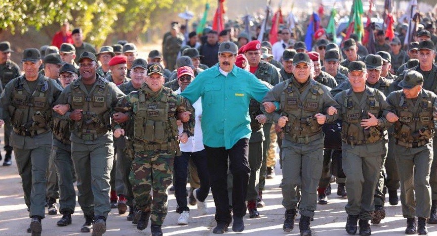 Tổng thống Maduro trong một lần thị sát quân đội Venezuela.