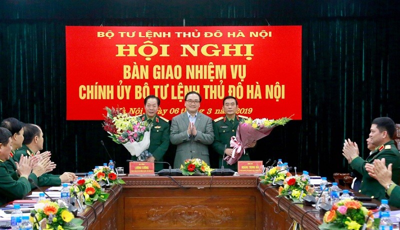 Đồng chí Hoàng Trung Hải chúc mừng Trung tướng Nguyễn Thế Kết và Thiếu tướng Nguyễn Trọng Triển.