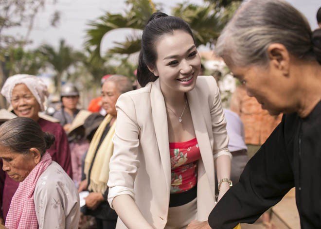Khánh My trao quà Tết cho người nghèo